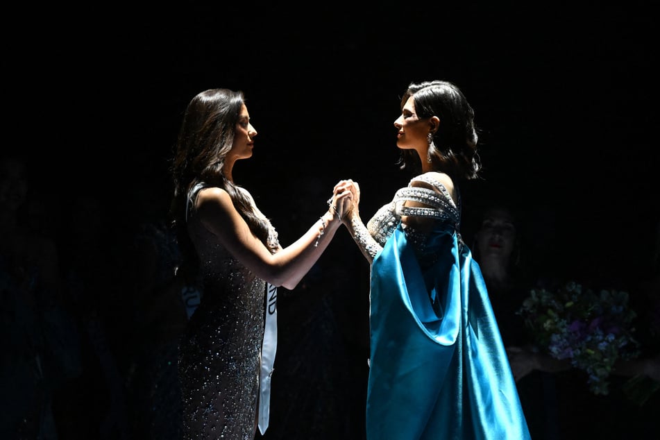 Der Moment der Entscheidung: Die neue Miss Universe Sheynnis Palacios (rechts) und Miss Thailand, Antonia Porsild (links) warten auf der Bühne auf die Bekanntgabe der Gewinnerin.