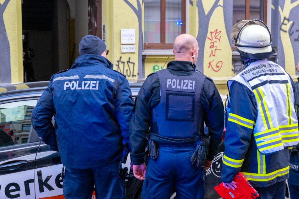 Leipzig: Mülltonne in Hauseingang geschoben und angezündet? Polizei ermittelt nach Brand