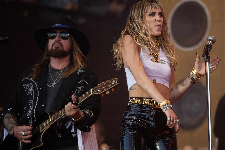 Miley Cyrus (r.) performs with her father Billy Ray Cyrus (l.) at the Glastonbury Festival of Music and Performing Arts on Worthy Farm near the village of Pilton in Somerset, South West England, on June 30, 2019.