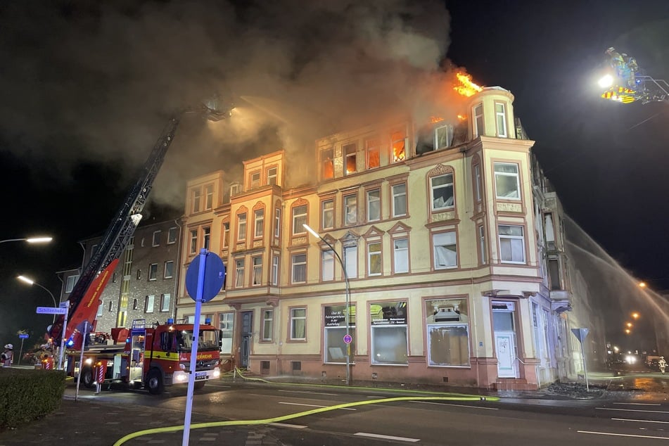 Flammen schlagen aus dem Wohnhaus in Wilhelmshaven.