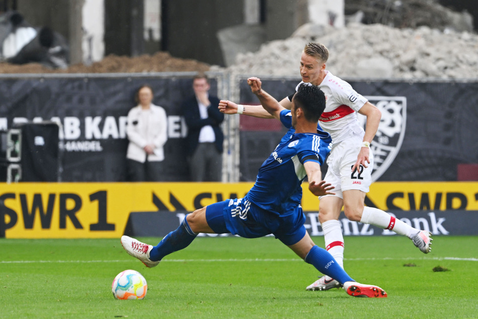 Chris Führich (r.) trifft in dieser Szene zum 1:0 für den VfB Stuttgart.