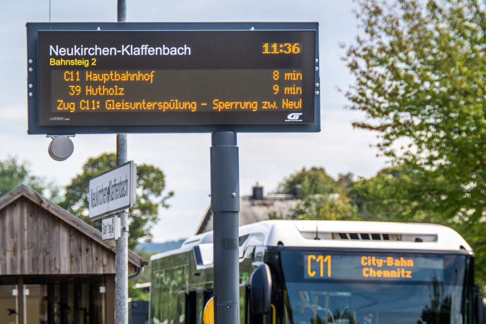 An der Haltestelle "Neukirchen-Klaffenbach" endet die City-Bahn aus Richtung Stollberg derzeit. Eine digitale Anzeige weist auf die Gleisunterspülung hin.