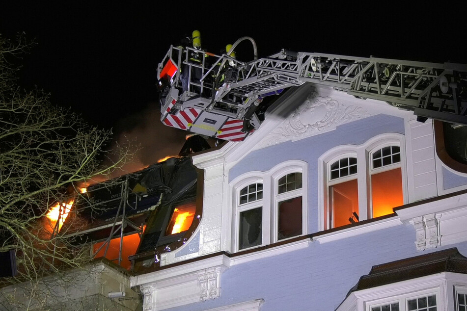 Per Drehleiter löschte die Feuerwehr die brennende Villa in Hamburg.
