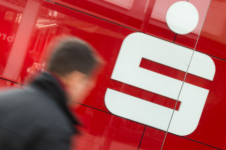 Die Zahl der Sparkassen in Bayern wird nach Ansicht von Verbandspräsident Ulrich Reuter (58) weiter deutlich zurückgehen. (Symbolbild)