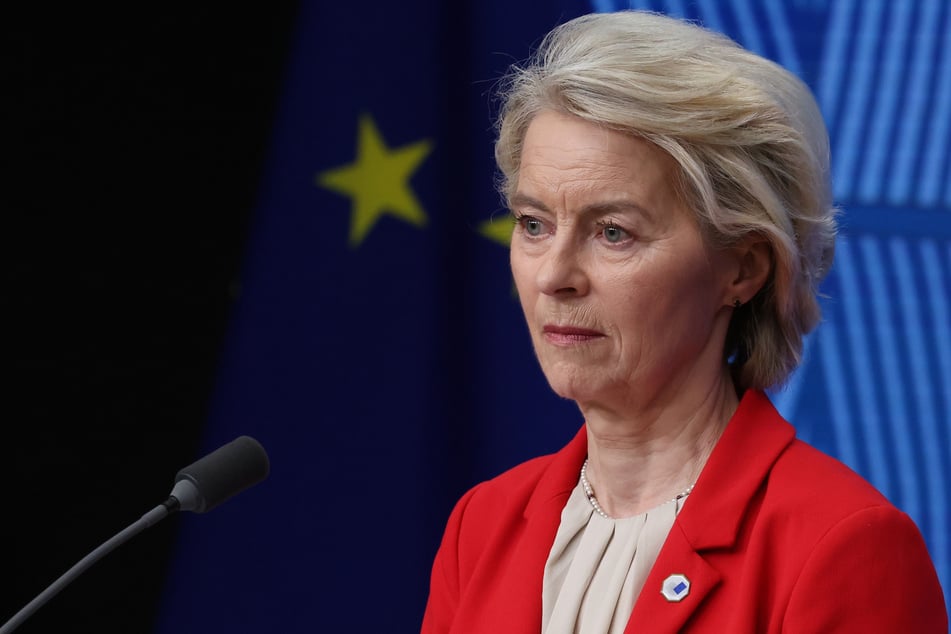 Für die EU-Kommissionspräsidentin Ursula von der Leyen (67) ist klar: die EU kann und darf die Verantwortung für Kinderschutz und Konsens nicht an irgendwelche Tech-Unternehmen abgeben.