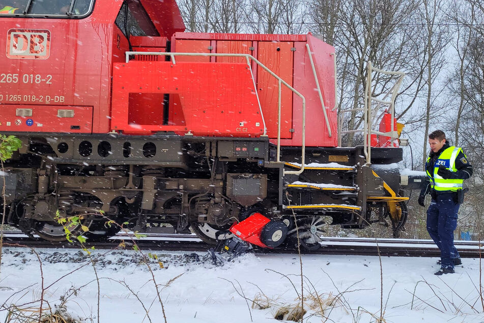 In Hamburg hat ein Zug am Dienstagnachmittag ein Schneeräumfahrzeug des Winterdienstes überrollt. Der S-Bahn-Verkehr wurde zwischenzeitlich eingestellt.