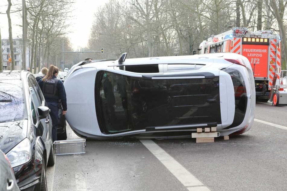 Mindestens 10.000 Euro Schaden: Opel rammt mehrere Autos, kippt um und demoliert weitere Fahrzeuge