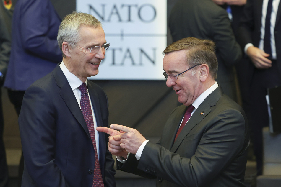 Spaßige Kommunikation auf Augenhöhe: NATO-Generalsekretär Jens Stoltenberg (63) und Boris Pistorius (62) sind im regen Austausch miteinander.