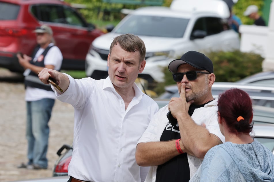 Der frühere AfD-Politiker und Veranstalter André Poggenburg (50, l.) mit Rechtsextremist Christian Klar beim "Compact"-Sommerfest. Hintergrund ist die Aufhebung des Verbots des rechtsextremen Magazins durch das Bundesverwaltungsgericht.