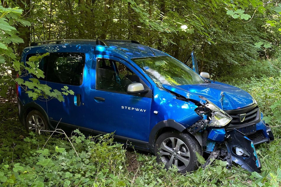 Der Dacia der 52-Jährigen war nach dem Crash nicht mehr fahrbereit und musste abgeschleppt werden.
