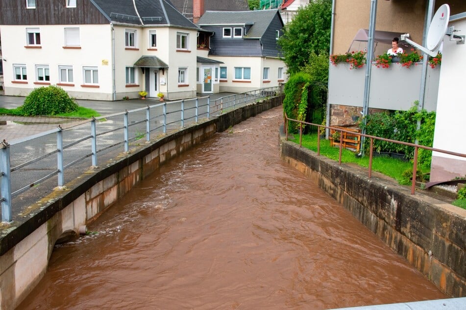 In Gersdorf (Landkreis Zwickau) ist der Pegel des Hegebachs ebenfalls bedrohlich angestiegen.