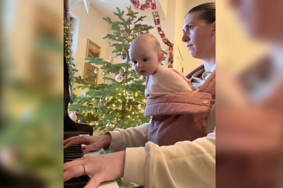 Die fünf Monate alte Tochter beobachtete von der Trage aus das Musikstück.