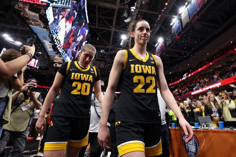 Caitlin Clark (r.) will end her career in hopes of becoming a big name in the WNBA.