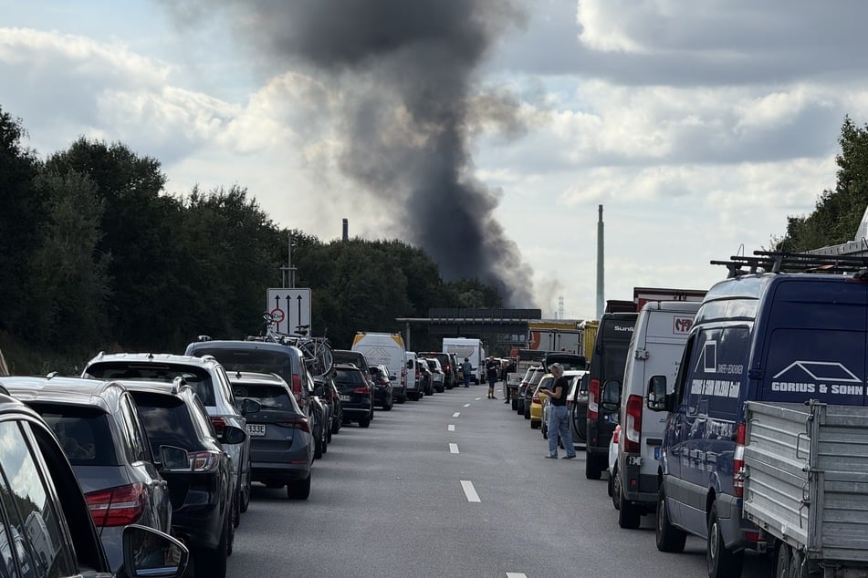 Auch von der Autobahn aus sind die Rauchwolken am Himmel wegen des Brands zu sehen.