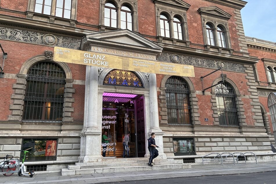 Die Diebe hatten es auf die "Glanzstücke"-Ausstellung der Luxusmarke "Van Cleef &amp; Arpels" abgesehen.
