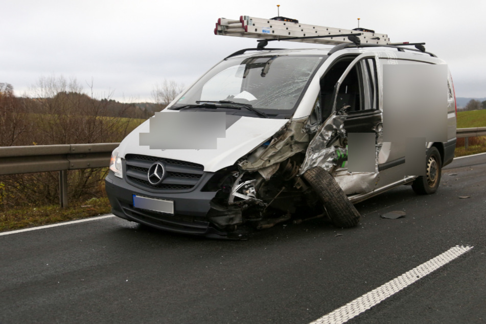 Der Mercedes-Transporter wurde bei dem Crash teilweise aufgerissen.