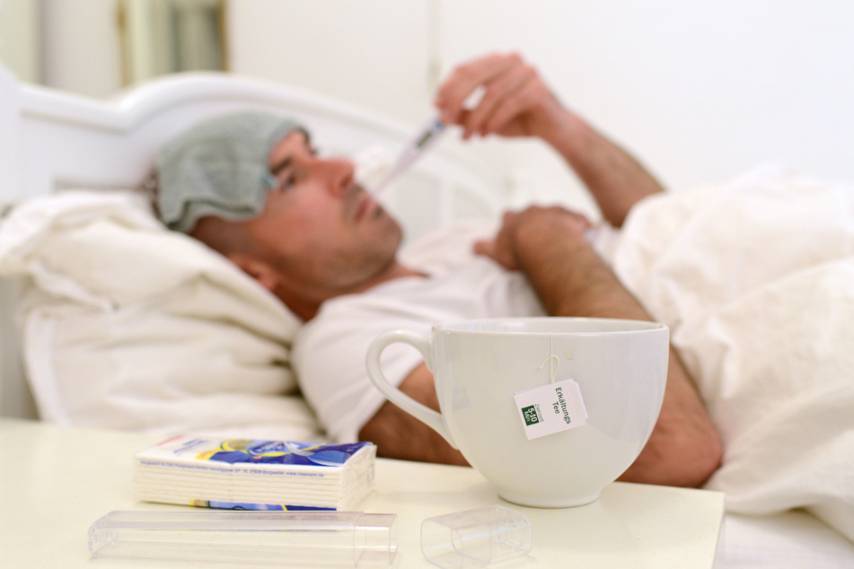 Die Grippe zwingt immer mehr Sachsen ins Krankenbett.