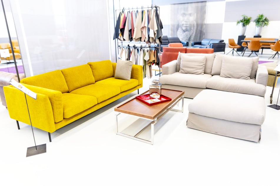 Hier werden farbenfrohe Traumsofa zum Sparpreis verkauft