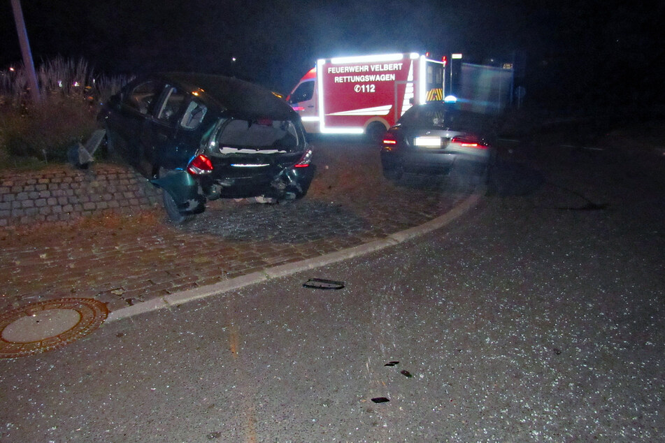 23-Jähriger rast im Kreisverkehr ungebremst in Kleinwagen: 28-Jähriger schwer verletzt