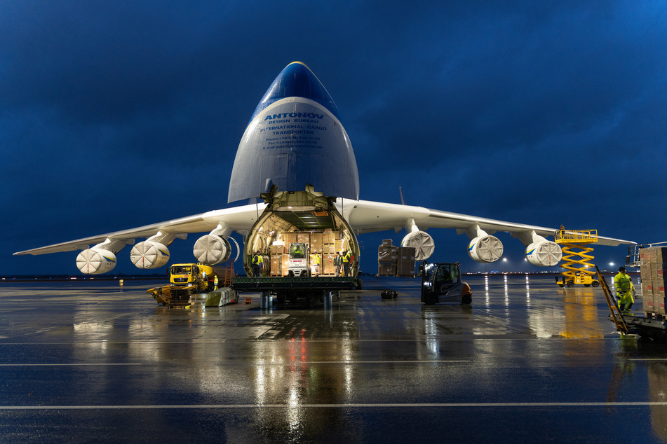Die Antonow AN-225 ist in China gestartet und am Dienstag in Leipzig gelandet – mit 3,5 Millionen Coronatests an Bord.