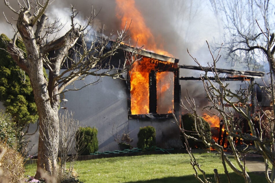 Flammen schlugen aus dem Gartenhaus.