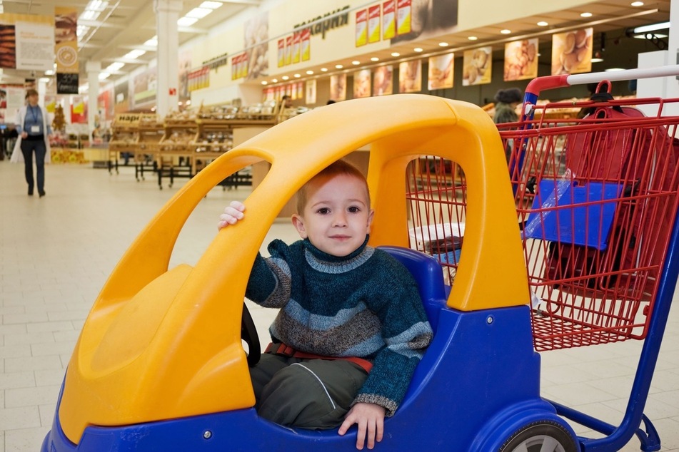 Wer mit Kind im NEEFEPARK Chemnitz einkauft, kann sich ein Kindercar als Wagen holen. (Symbolbild)