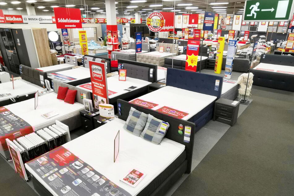 Zum verkaufsoffenen Sonntag (4.5.) überrascht ROLLER in Flensburg mit bis zu 700 Euro Rabatt beim Möbelkauf.¹