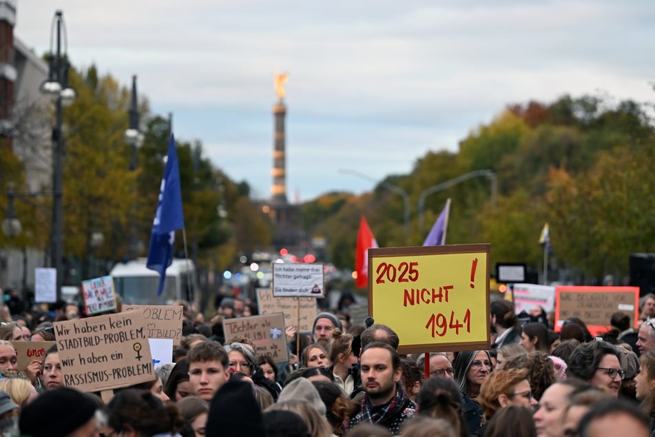 Zahlreiche Demo-Teilnehmer griffen auf Schildern Merz' umstrittene "Stadtbild"-Aussage auf.