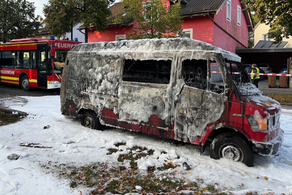Ein brennender Transporter musste von der Feuerwehr mit Löschschaum gelöscht werden.