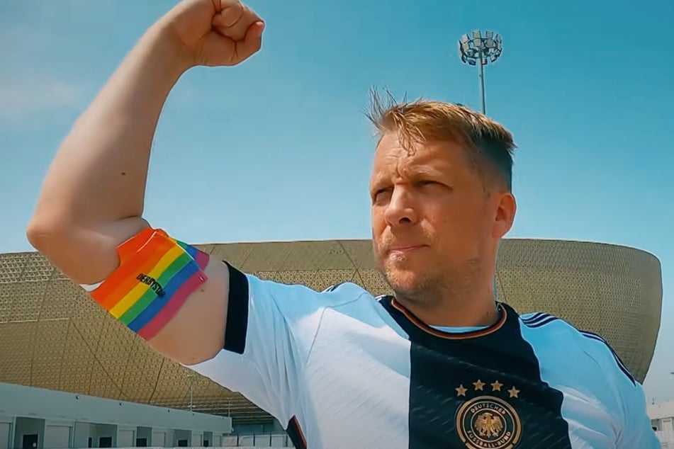 Für sein Musikvideo lief Oliver Pocher (44) mit Regenbogen-Binde durch Katar.