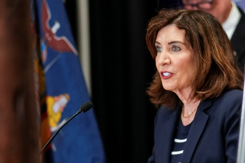 New York Governor Kathy Hochul has signed an order to institute a one-year moratorium on large-scale AI data centers in the state.