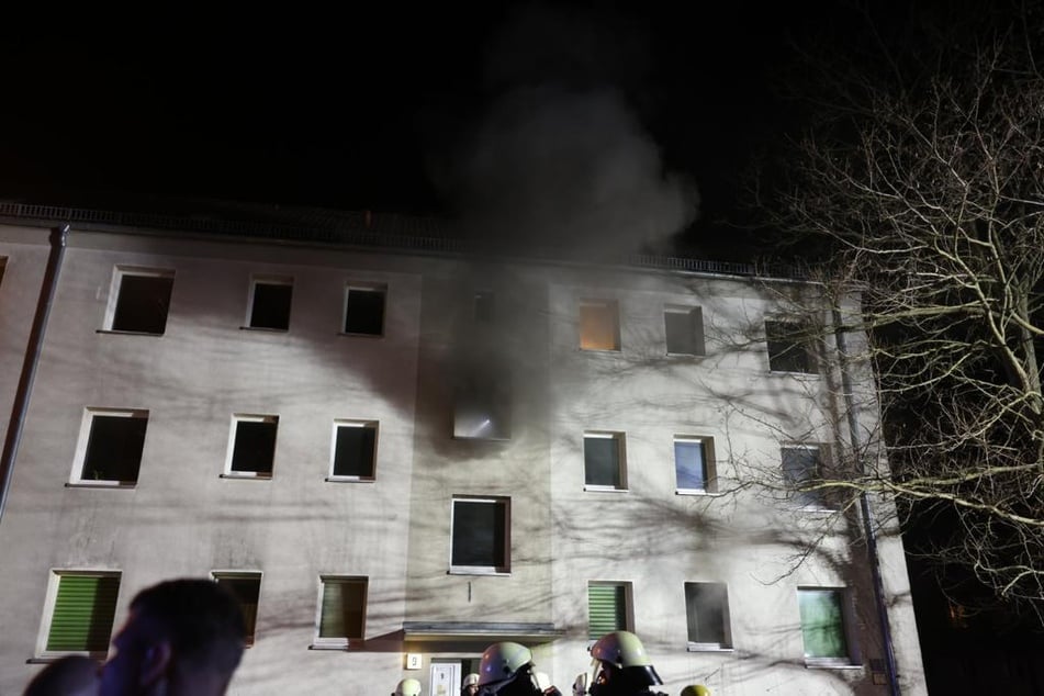 Der Rauch verbreitete sich im gesamten Treppenhaus des Gebäudes.