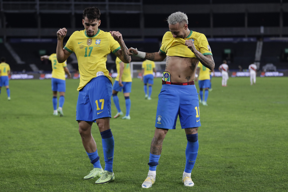 Bei der Copa América tanzte Neymar (29, r.) noch mit Landsmann Lucas Paquetá (23, l.) stellenweise oberkörperfrei. Da war der Body wohl auch noch etwas besser in Form.