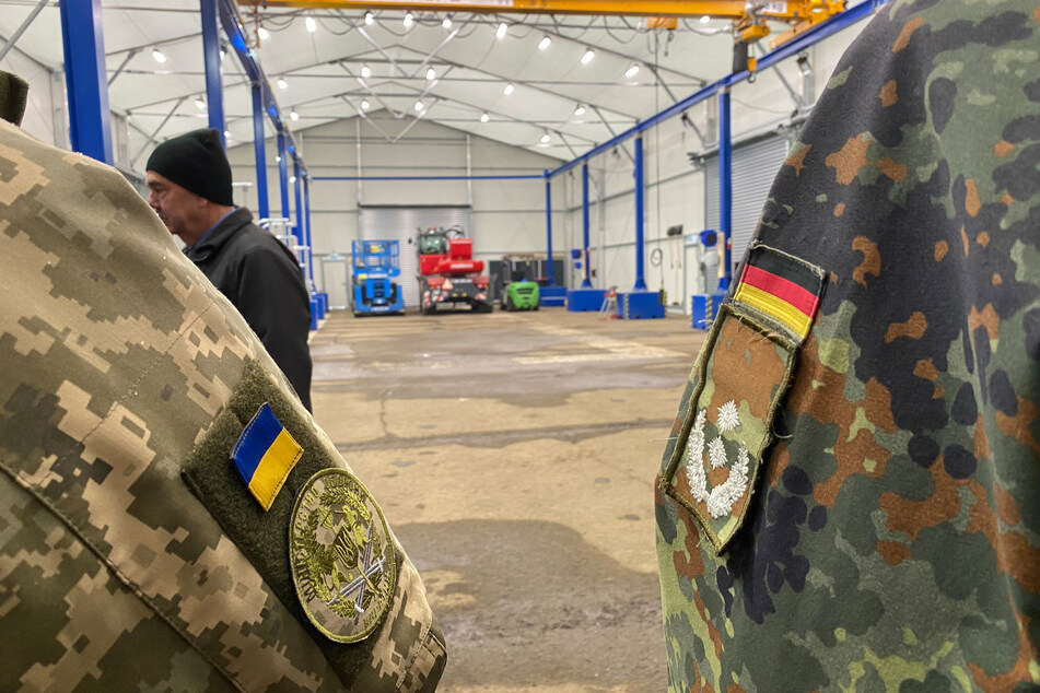 Offiziere aus der Ukraine und Deutschland stehen in dem Reparaturzentrum nahe der slowakischen Grenze zur Ukraine.