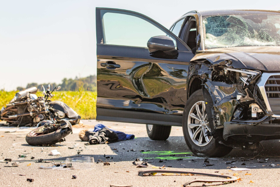 Das Auto rammte den Motorradfahrer seitlich beim Abbiegen.