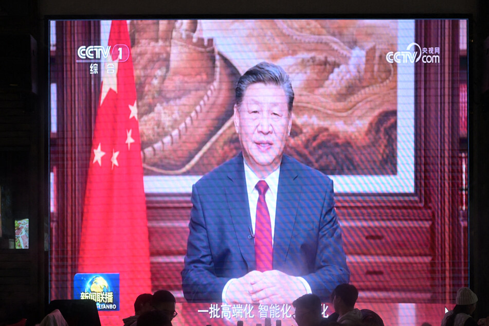Chinas Präsident Xi Jinping (70) bei seiner Neujahrsansprache im chinesischen Fernsehen. (Archivbild)