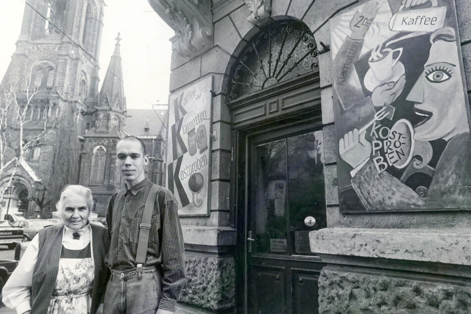 Ein Bild aus den Anfangsjahren. Ralph Knauthe an der Seite von Sabine Ball 1996 vor dem "Café Stoffwechsel".