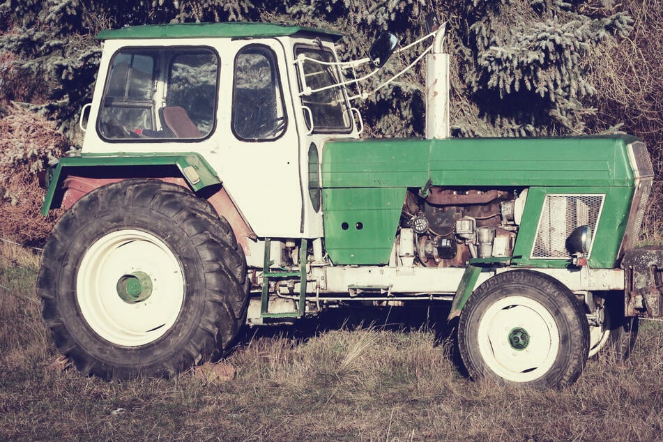 Ein Mann im Altmarkkreis Salzwedel fuhr an seinem Kleintraktor noch mit einem Kennzeichen aus der DDR. (Symbolbild)