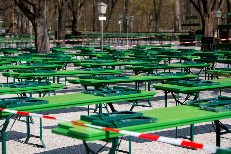 Menschenleer zeigt sich der Biergarten hinter einem Absperrband am chinesischen Turm im Englischen Garten.