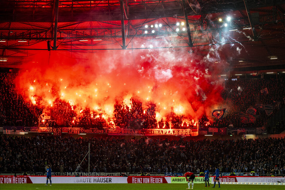 Die Hertha-Fans brannten Pyrotechnik ab und sorgten so für eine kurze Spielunterbrechung.