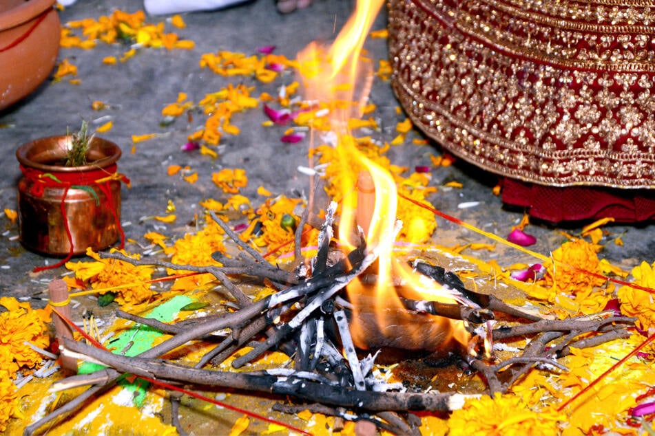 Ein Hawan Kund ist ein Feuerbehälter, in dem während eines Rituals Opfergaben verbrannt werden. (Symbolbild)