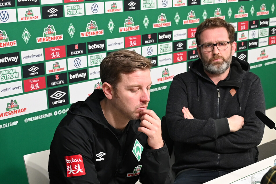 Kommunikationschef Christoph Pieper (48, r.) bei einer Pressekonferenz mit dem ehemaligen Werder-Coach Florian Kohfeldt (39). (Archivbild)