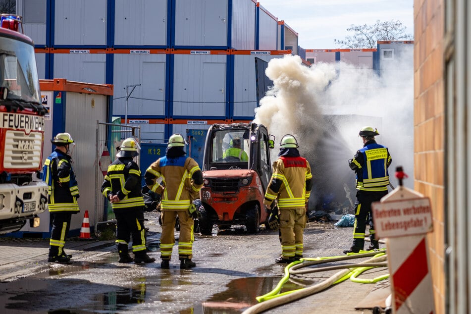 Wieso der Container Feuer fing, ist noch unklar.