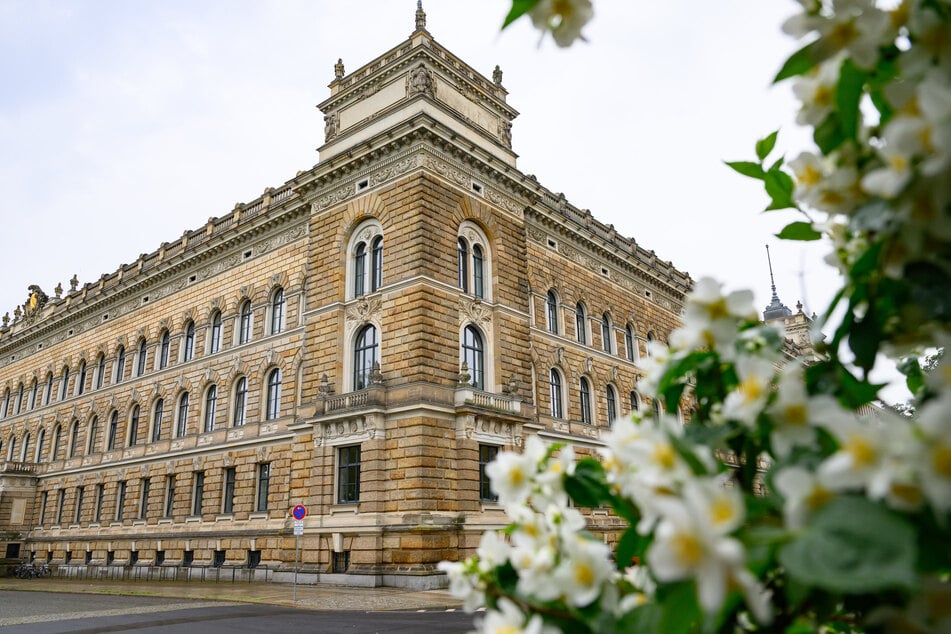 Das Oberlandesgericht Dresden erklärte die Auslieferung am 17. Juni für zulässig.