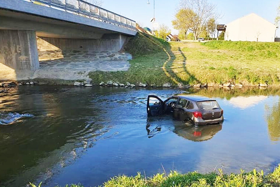 Der Dacia rollte offenbar ungehindert in den Fluss.