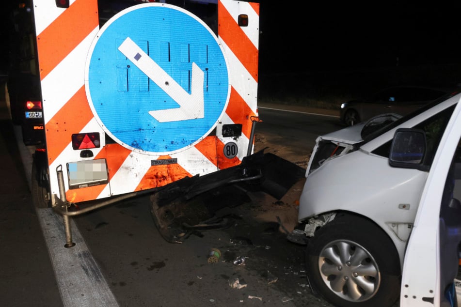 Unfall A4: Transporter kracht auf A4 in Schilderwagen
