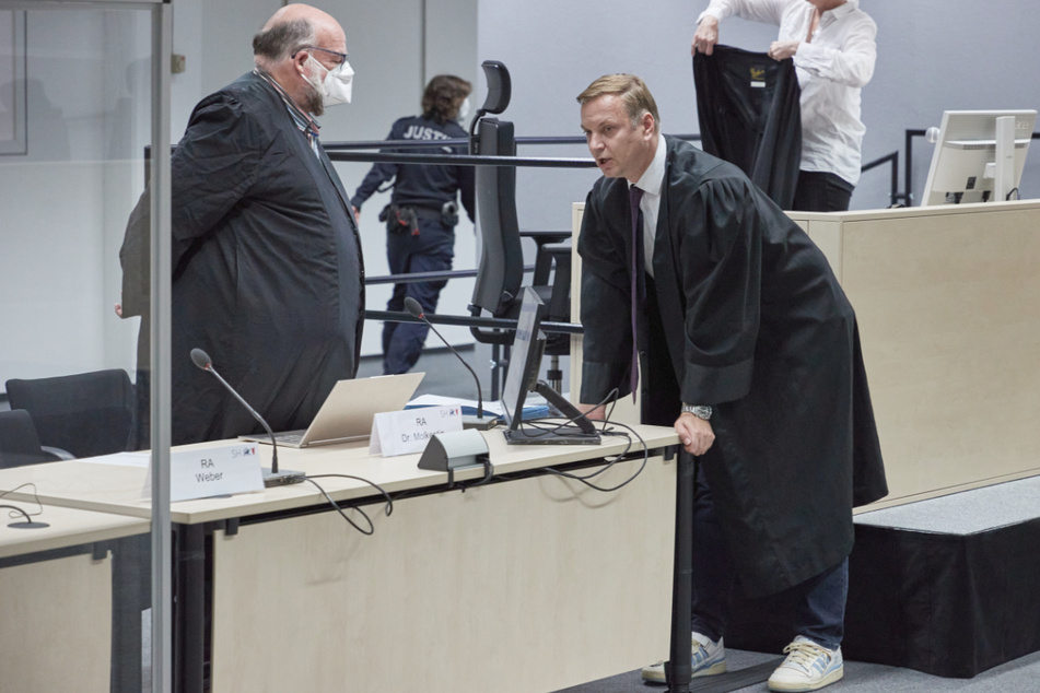 Wolf Molkentin (links), Anwalt und Verteidiger der Angeklagten, und Rajmund Niwinski, Anwalt und Nebenklagevertreter, sprechen vor Prozessbeginn im Gerichtsaal.