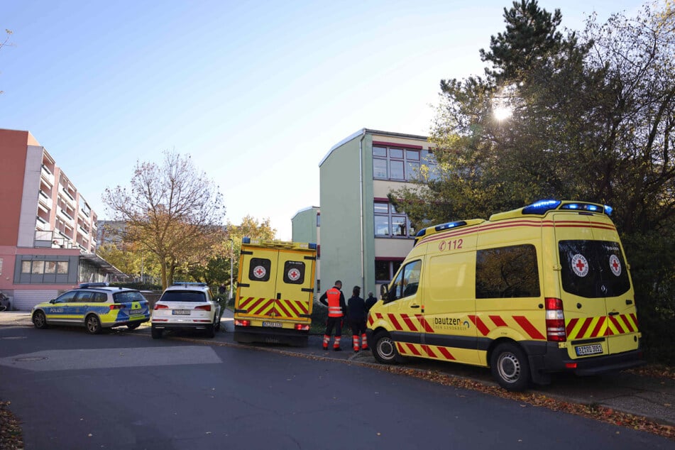 Polizei, Feuerwehr und Rettungsdienst sind an der Bautzner Schule im Einsatz.