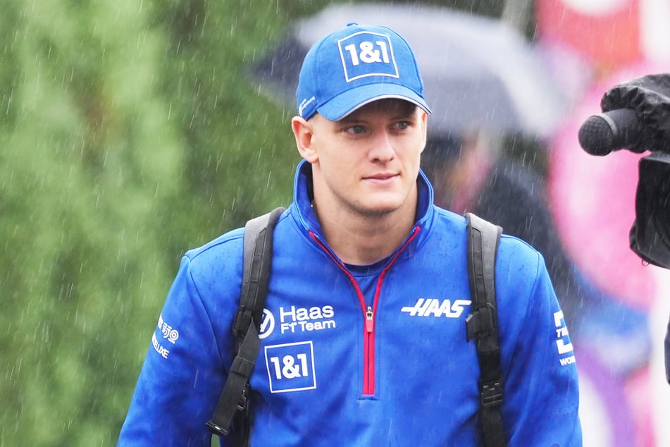 Mick Schumacher (23) steht im Regen. Zu seiner Zukunft in der Formel 1 will sich Team-Boss Günther Steiner (57) noch nicht äußern.