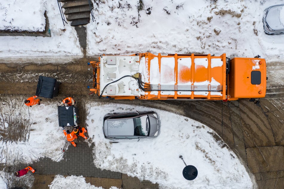 Aufgrund des Schneefalls bleiben in Hessen mancherorts die Mülltonnen stehen. (Archivbild)